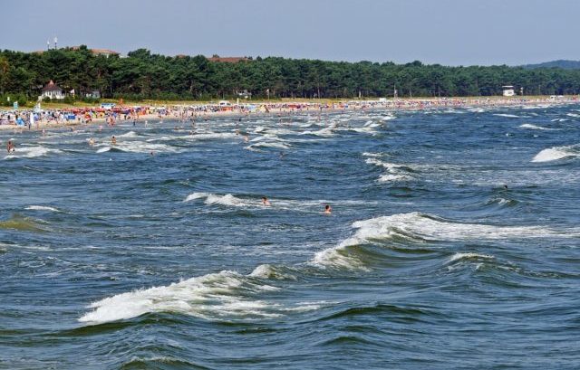 baignade en mer et plage bondée